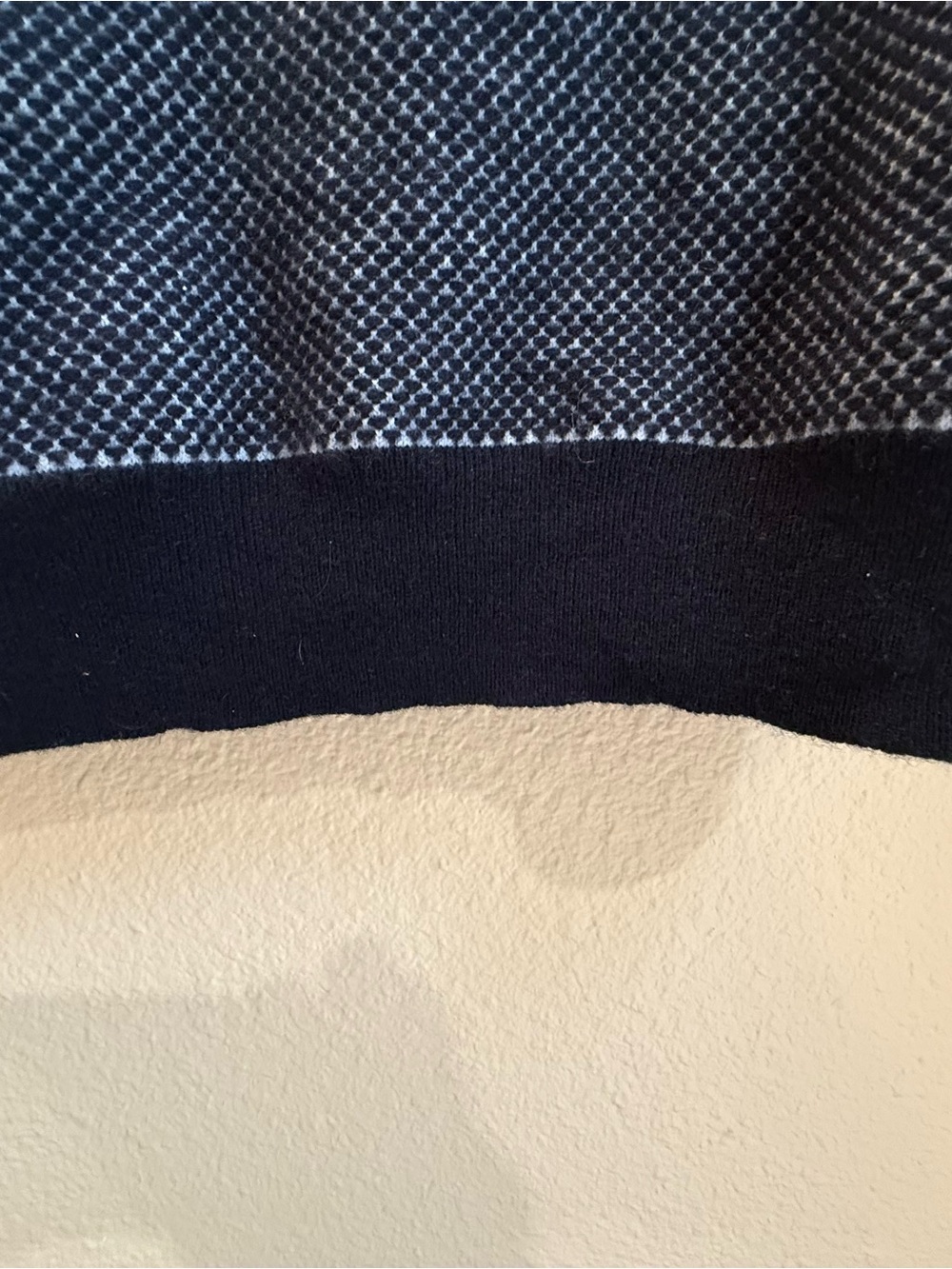 Theory Men’s Navy/light blue Two-Tone Textured 100% cashmere Crewneck Sweater - Picture 6 of 7
